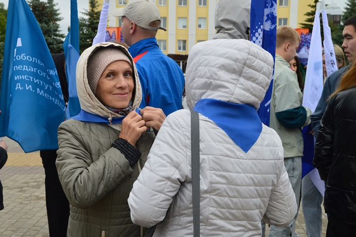 Акция «Синий платочек» стала символом мирного неба и веры в Победу