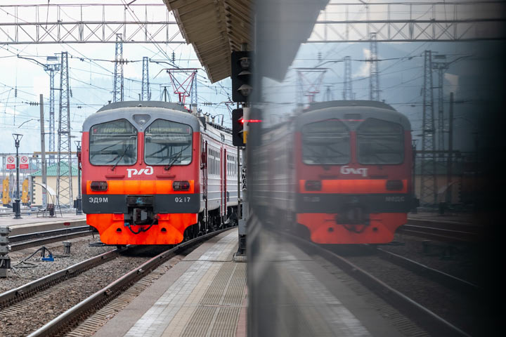 В мае поменяли время курсирования двух пригородных поездов в Хакасии