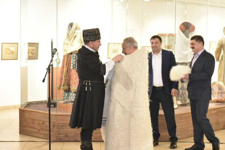 В Хакасии на спикера Штыгашева одели белую бурку и папаху