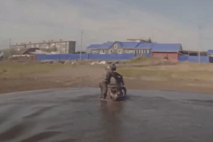В Шира мотоциклист пытался пересечь водную преграду ВИДЕО