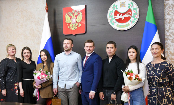 Глава Хакасии поздравил пары, создавшие семьи на выставке «Россия»