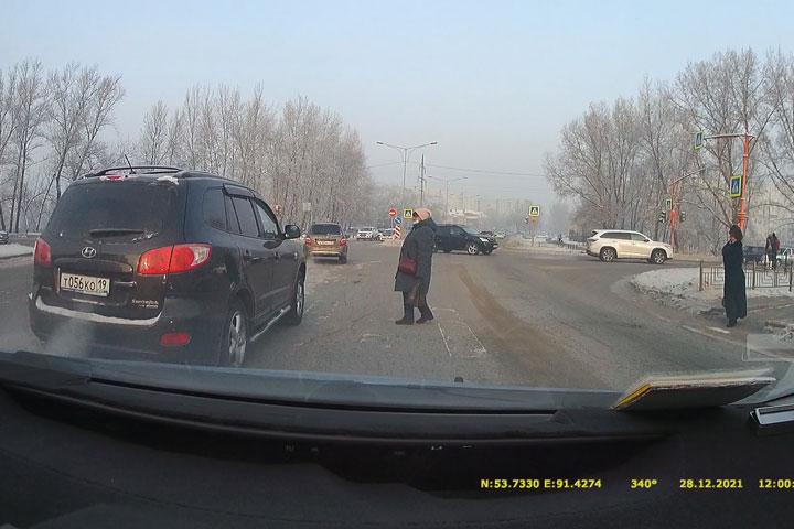 В Абакане черный паркетник чуть не сбил пешехода, проехав на красный и по встречной полосе