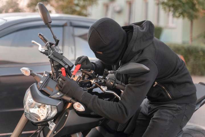 В Хакасии за ночь подросток угнал машину и мотоцикл