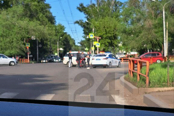 В Абакане на перекрестке столкнулись мотоцикл и автомобиль