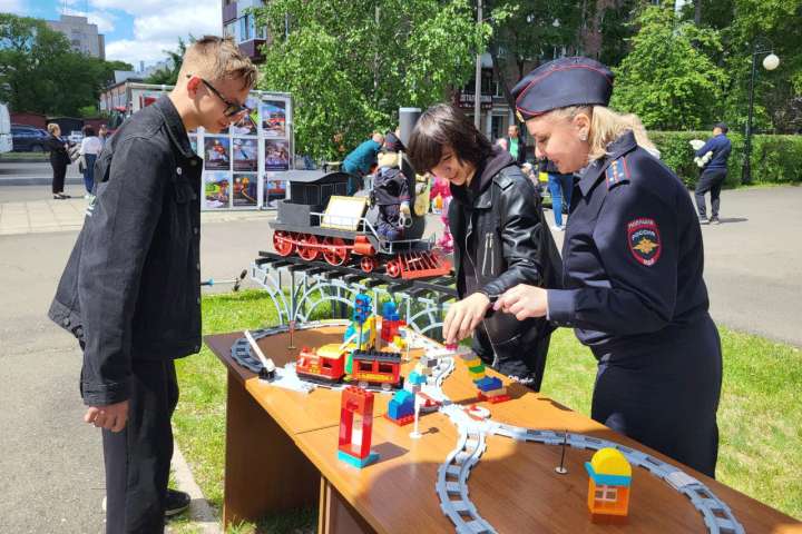 Полицейские поздравили юных жителей Хакасии с праздником детства