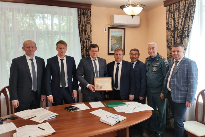 Юрий Курлаев поздравил министра природных ресурсов Хакасии