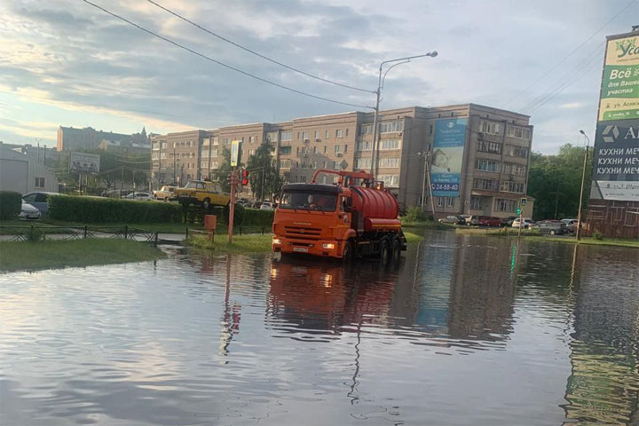 «Спецавтобаза ЖКХ» откачивает дождевую воду в столице Хакасии 