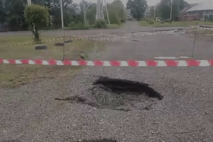 В Черногорске из-за просевшего грунта перекрыли дорогу