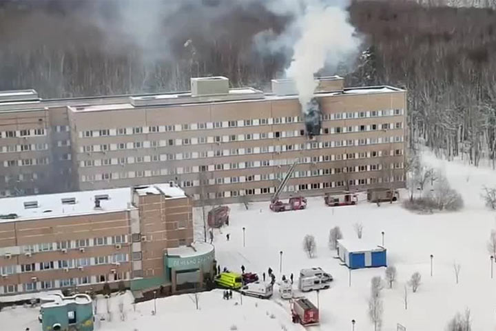 В Москве горит один из корпусов ЦКБ РАН, люди в окнах просят о помощи
