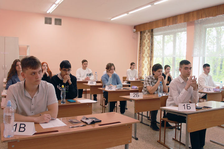 Девятиклассники Хакасии сдают ОГЭ по информатике, географии и обществознанию 