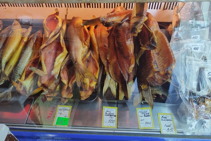 Покупает у частников и коптит - из черногорского магазина изъяли сомнительную рыбу
