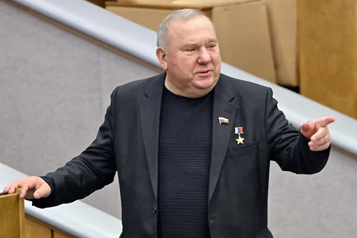 Депутат Госдумы Шаманов сравнил российскую армию с партизанским отрядом