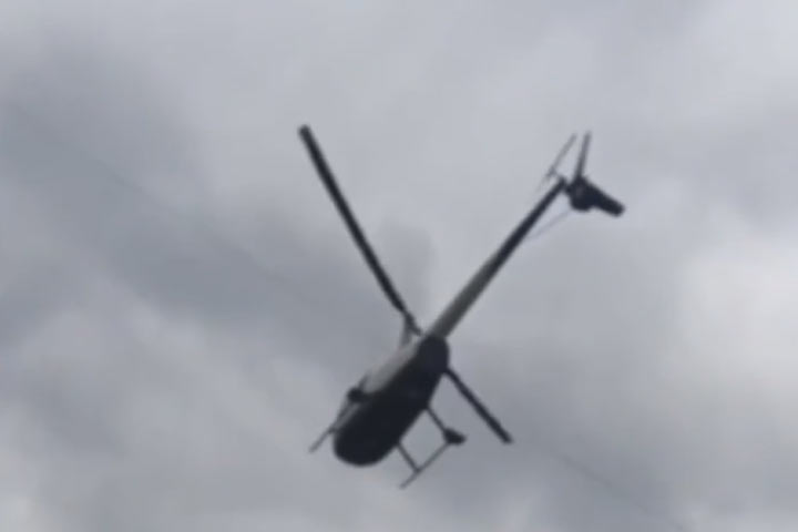 Вертолет Robinson приземлился вблизи продуктового магазина в Богословке