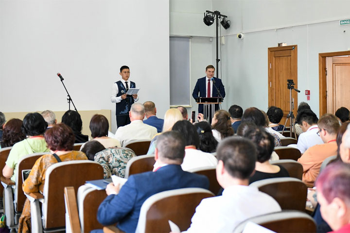 Глава Хакасии дал старт работе X Международной научной конференции, приуроченной 80-летию ХакНИИЯЛИ