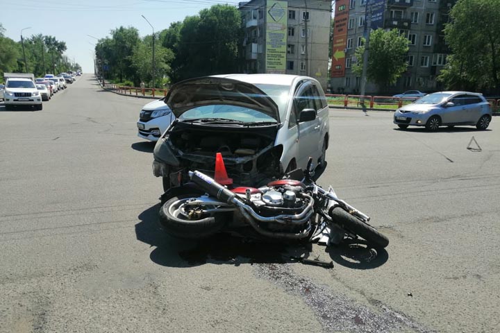 На перекрестке Т.Шевченко - Пушкина Toyota Estima протаранила мотоцикл