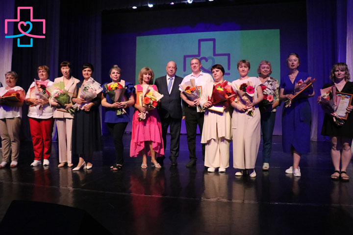 Медработники Черногорской больницы получили награды