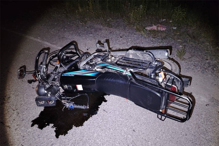 В Хакасии 16-летний мотоциклист столкнулся с трактором