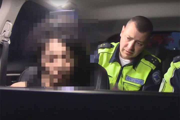 Лишенная прав автоледи попалась полиции с чужими детьми в машине 