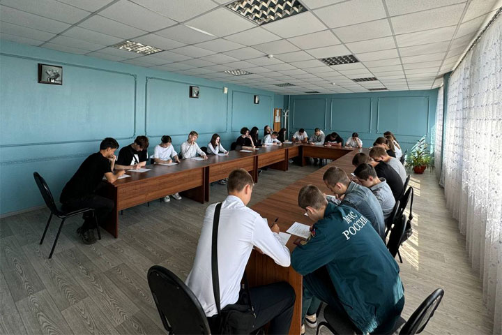 В Черногорском горно-строительном техникуме школьники получили первые рабочие профессии