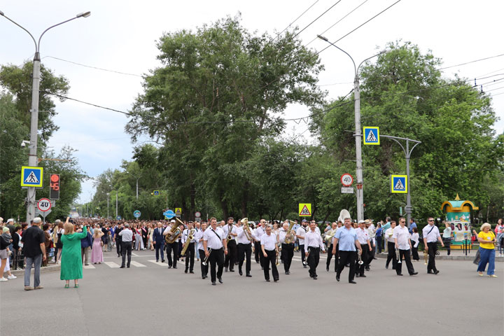 В Абакане определены пешеходные зоны для торжественного шествия выпускников