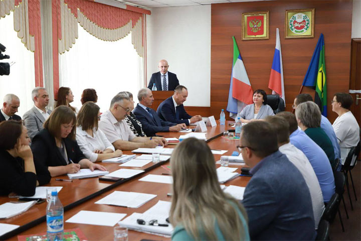 Осторожно! Сокол заходит в Бейский район