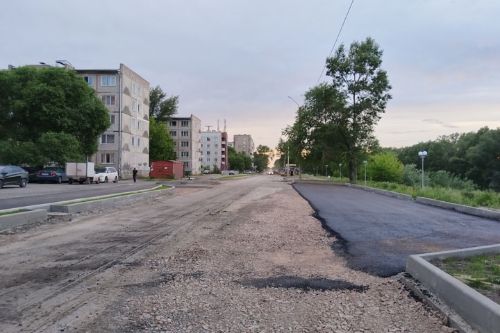 На проезде Северный в Абакане укладывают нижний слой асфальта