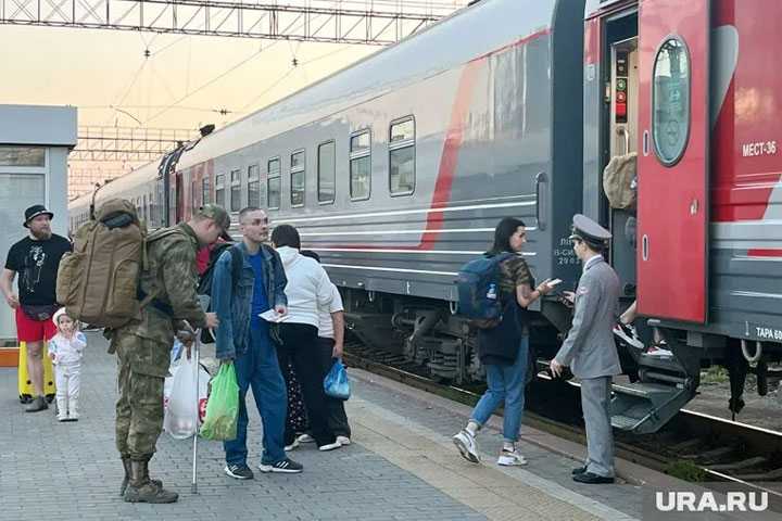 Из-за массовой драки с участниками СВО задержали поезд Москва - Абакан