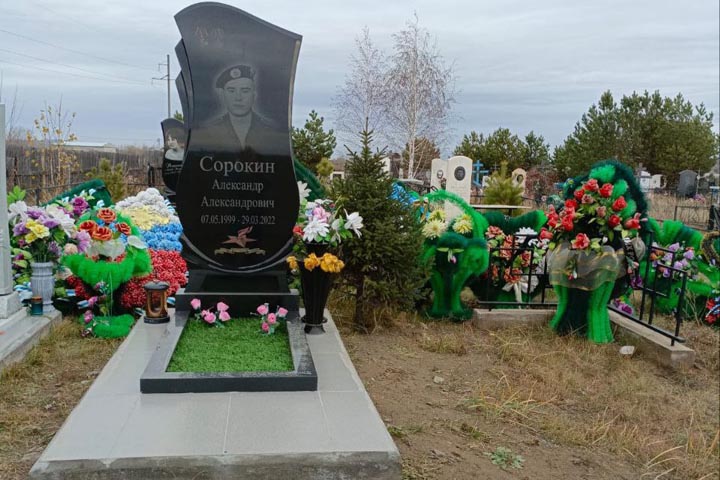 В Хакасии ритуальщица наконец привезла документы на памятник погибшему бойцу СВО 