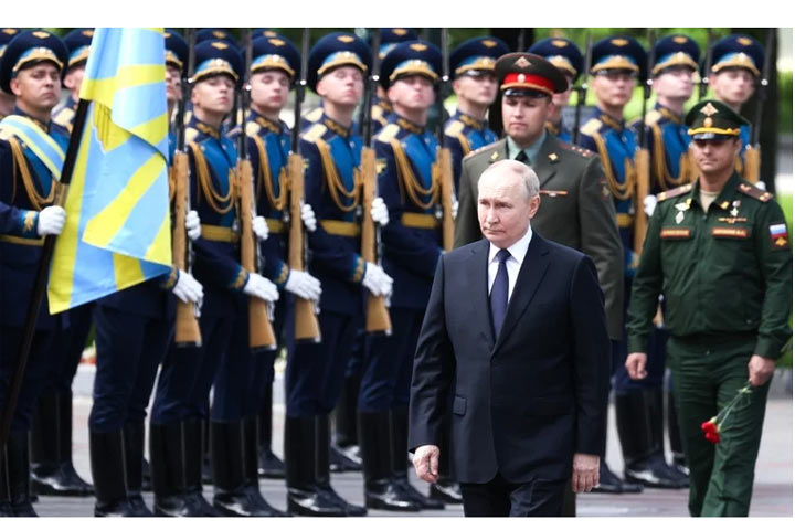 Путин возложил венок к Могиле Неизвестного Солдата. Фото, видео