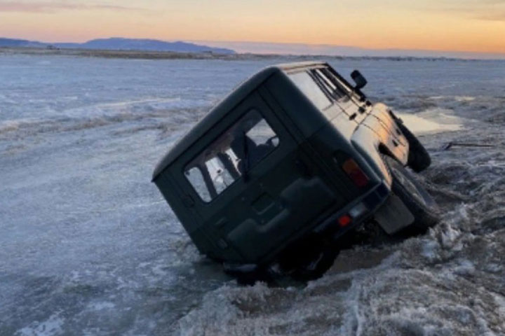 На реке Большой Енисей машина с людьми провалилась под лед
