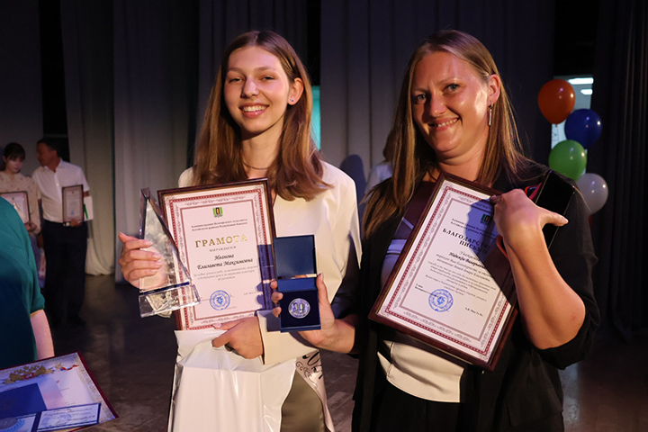 Выпускники Белоярской средней школы получили аттестаты и награды