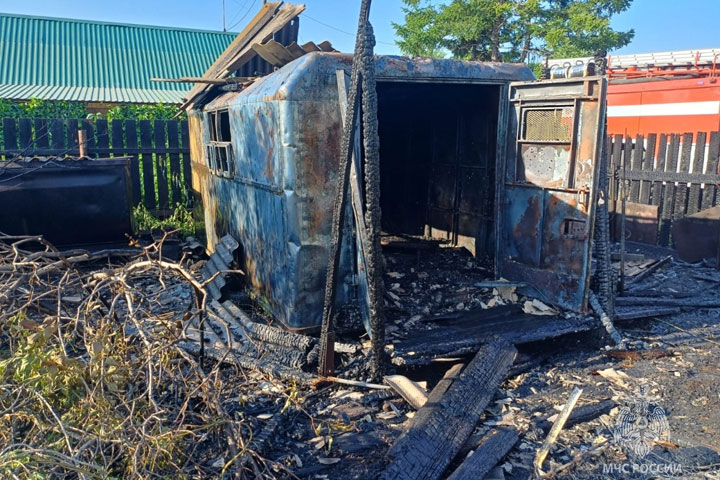 Дверь реалити-квеста и вагончик - о пожарах в выходные в Хакасии