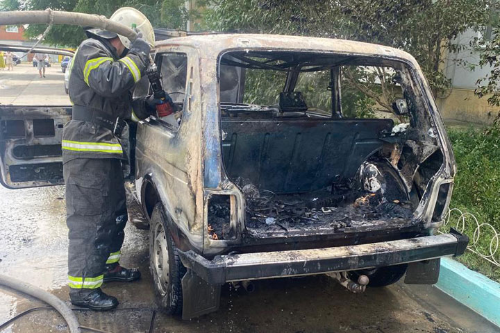 В Хакасии пока горела «Нива», два человека получили ожоги