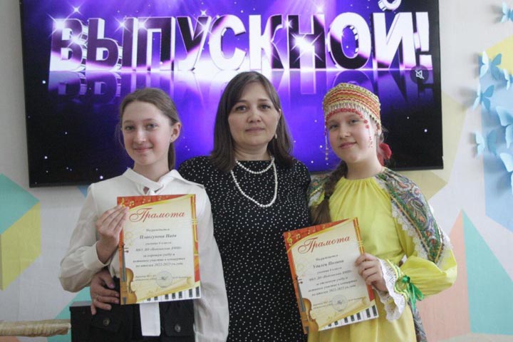 Школьницы из Алтайского района примут участие в международном культурном форуме