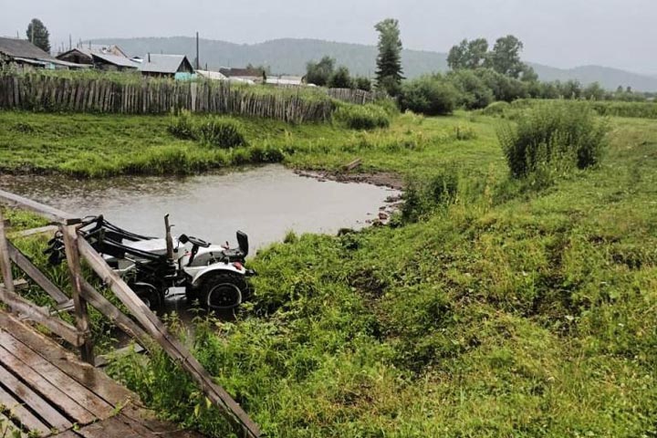 В Хакасии водитель трактора улетел в реку