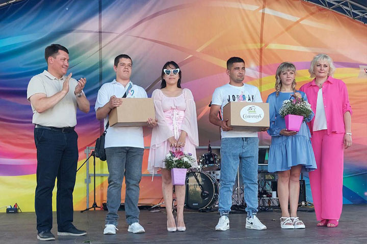  Молодые семьи Саяногорска наградили в честь праздника 