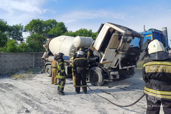 В Черногорске пожарные потушили бетономешалку