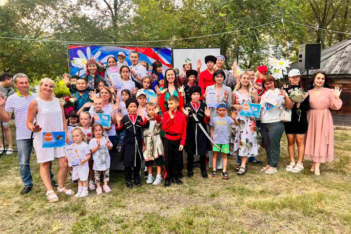 В День семьи, любви и верности в Хакасии прошел семейный фестиваль «Ромашка»