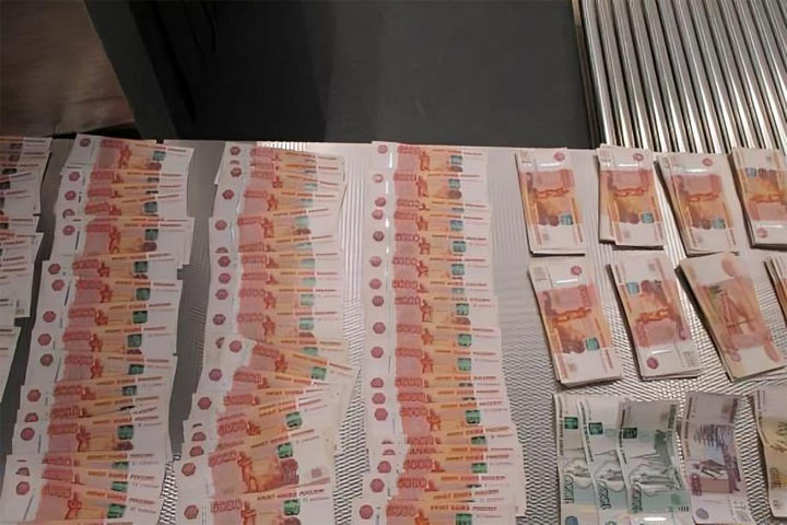 Красноярская туристка попыталась незаконно вывезти в Таиланд миллионы рублей