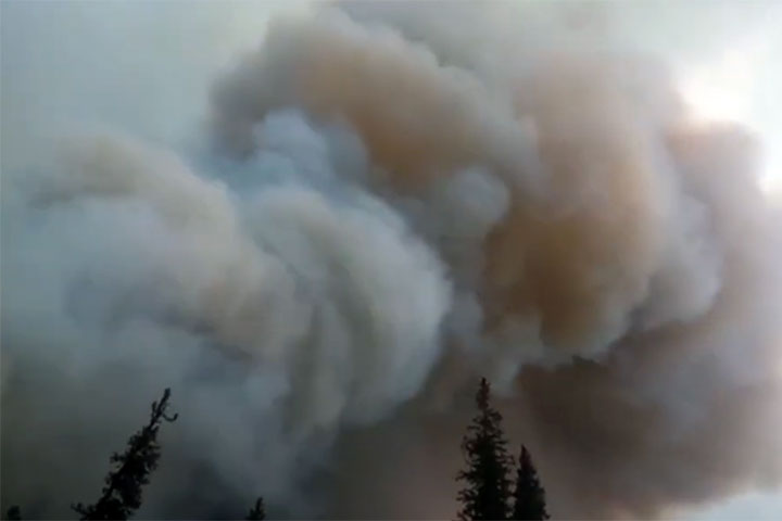 Над лесом юга Сибири поднялся столб дыма, напоминающий гриб от ядерного взрыва