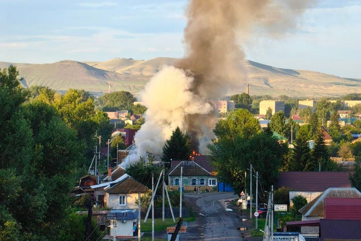 В Абакане тушили большой пожар в жилом доме
