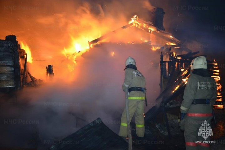 Ночью в Усть-Абакане загорелся жилой дом