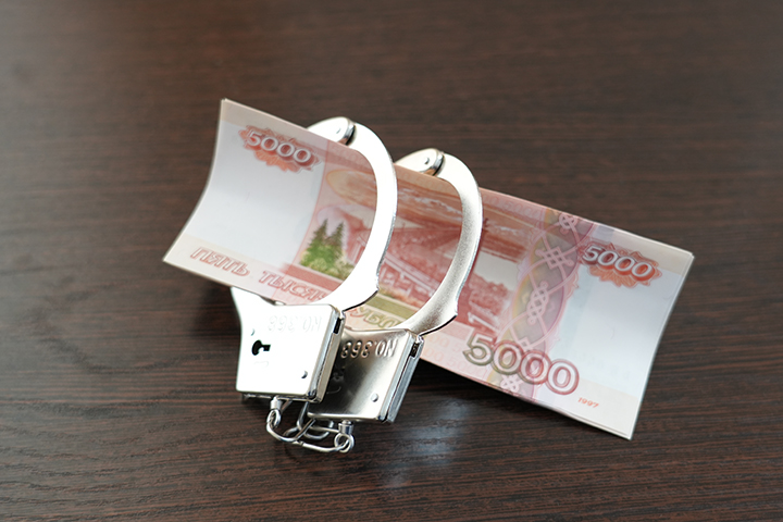 Девушка с низкой социальной ответственностью украла с карты клиента 600 тысяч рублей