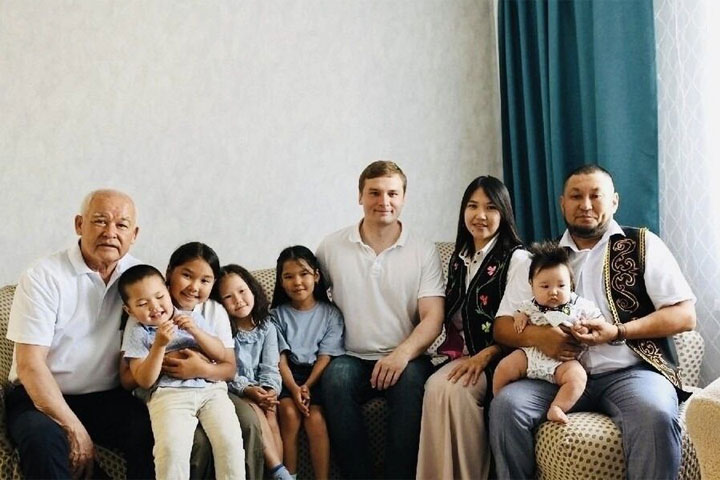 Жители Хакасии могут поддержать семью Толмашовых на всероссийском конкурсе
