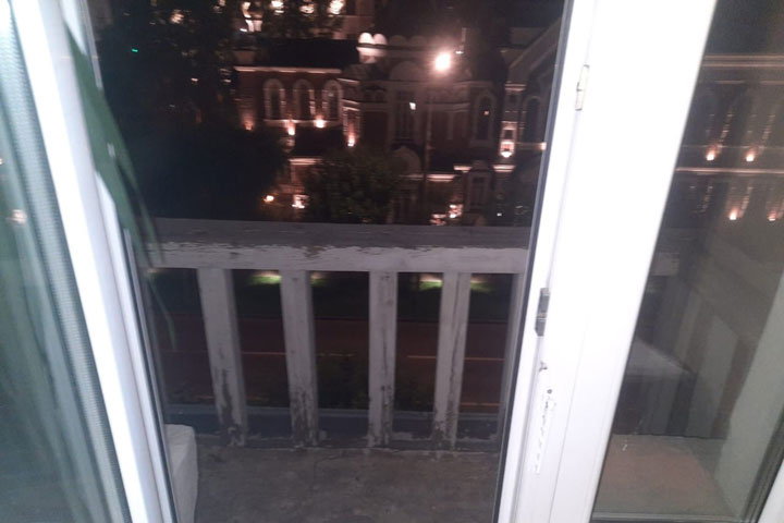 На пенсионерку с 4 этажа упал фрагмент балкона