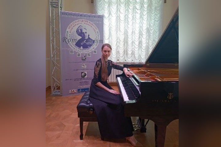 Студентка из Хакасии покорила жюри международного конкурса игрой на фортепиано 