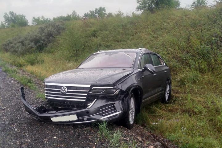 На трассе Абакан - Минусинск разбился Volkswagen Touareg