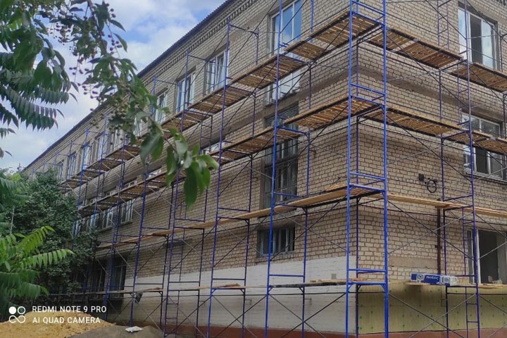 Строители Хакасии продолжают восстанавливать в ЛНР  одну из старейших школ 