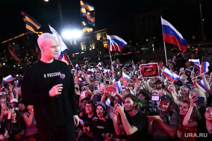 Shaman приехал к посольству США в Москве и устроил там митинг
