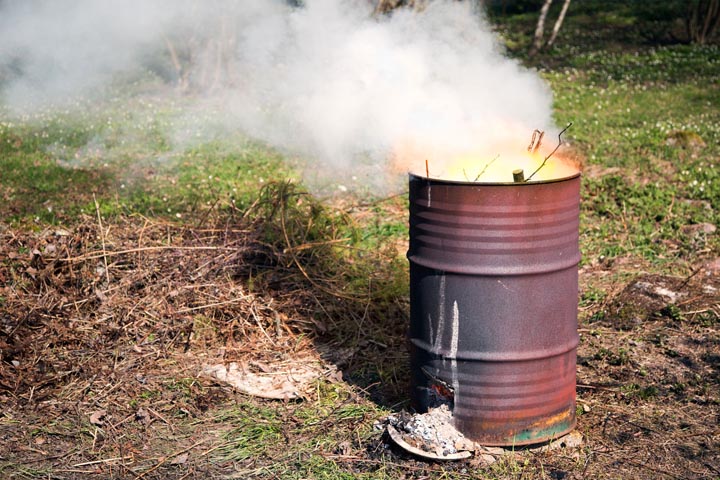 Жителям Хакасии напомнили, как правильно сжигать мусор